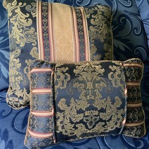 2 Matching Decorative Pillows